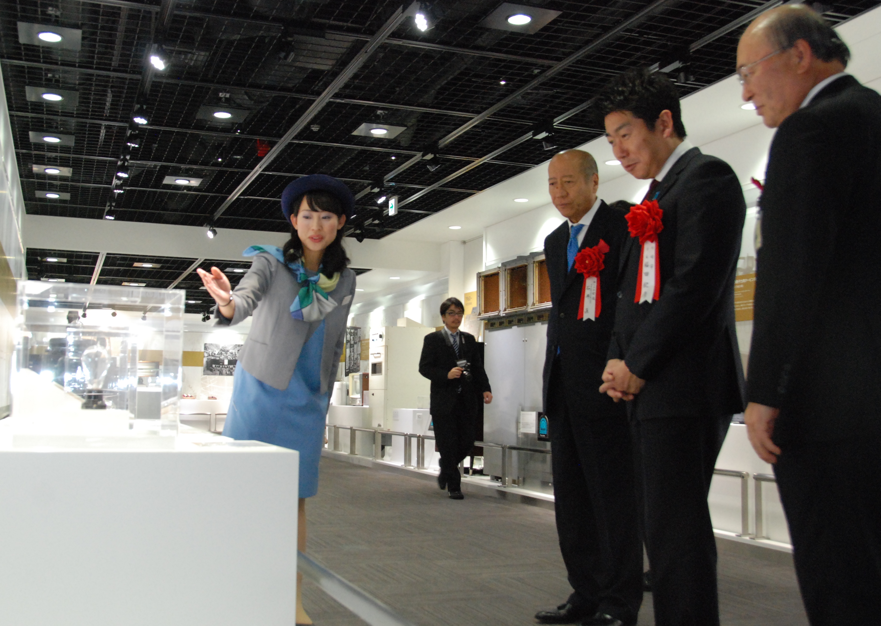 展示物を観覧する福田市長