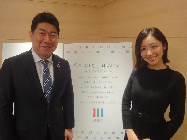 【写真】左に福田市長、右にパーソナリティが写っています。