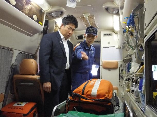 救急車内の資器材を視察する市長