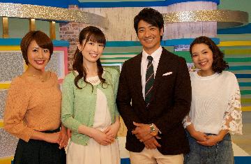 （写真:左から）　守永真彩、小林咲夏、有馬隼人、オカピ