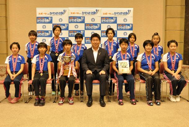 全日本バレーボール小学生大会に出場する選手と市長の記念撮影