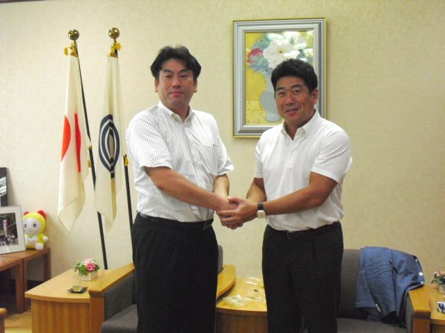 女川町長と市長の記念撮影