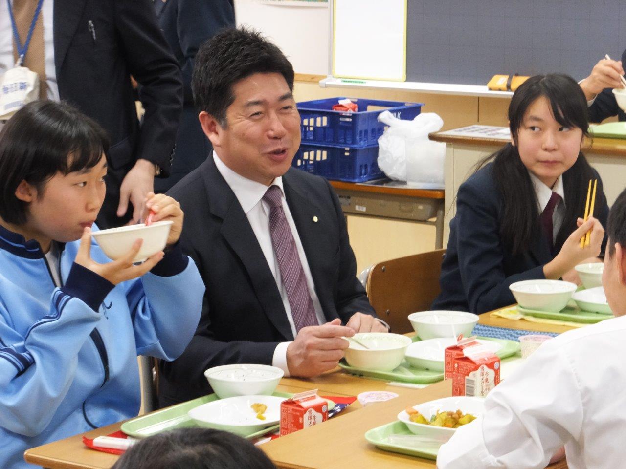 生徒と一緒に給食を試食する市長