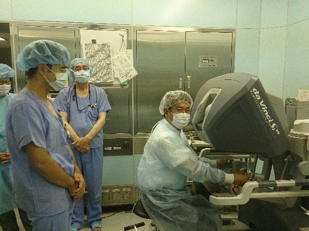 手術支援ロボットを操作体験