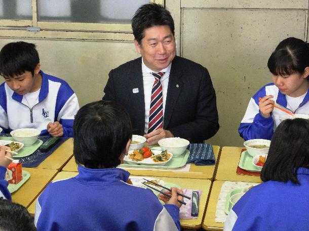 生徒と一緒に試食をする市長