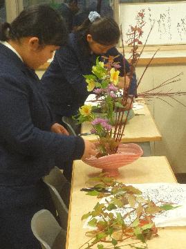 花展に参加するカリタス女子中学高等学校の華道部をレポート。