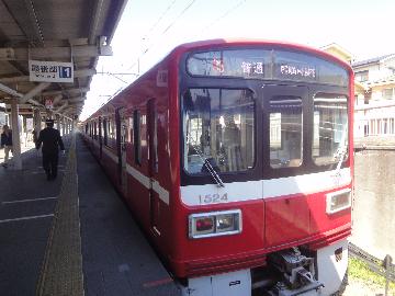 赤い電車でお馴染みの京急！短い路線の大師線は、実は京急で一番急なS字カーブを運行する路線です。