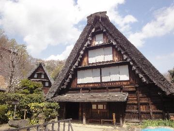 元は世界遺産の岐阜県白川郷にあった合掌造りの古民家で、貴重な古民家の内部まで見ることができるんですよ。