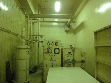 収蔵される作品は、 こちらの「燻蒸室」で 害虫駆除や殺菌がされ、 温度・室度・光などが 管理された「収蔵庫」 に保管されます。