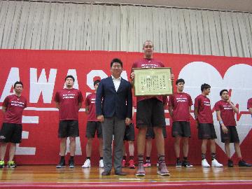 Bリーグ初代得点王のニック・ファジーカス選手が川崎市スポーツ特別賞を授与しました。