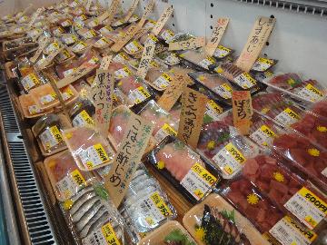 約200種類の 新鮮な魚を 販売している「魚夏」。 車椅子やベビーカーも 入店しやすい シニアやママにも 優しいお店です！