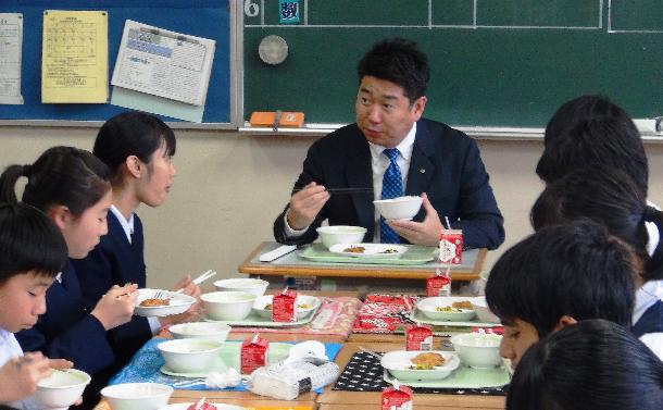 生徒と共に試食をする市長