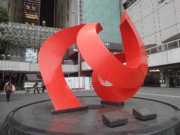川崎駅東口駅前の赤いオブジェ。実はアメリカと深い関係があるんです。