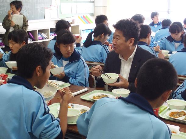 生徒と一緒に給食を食べる市長