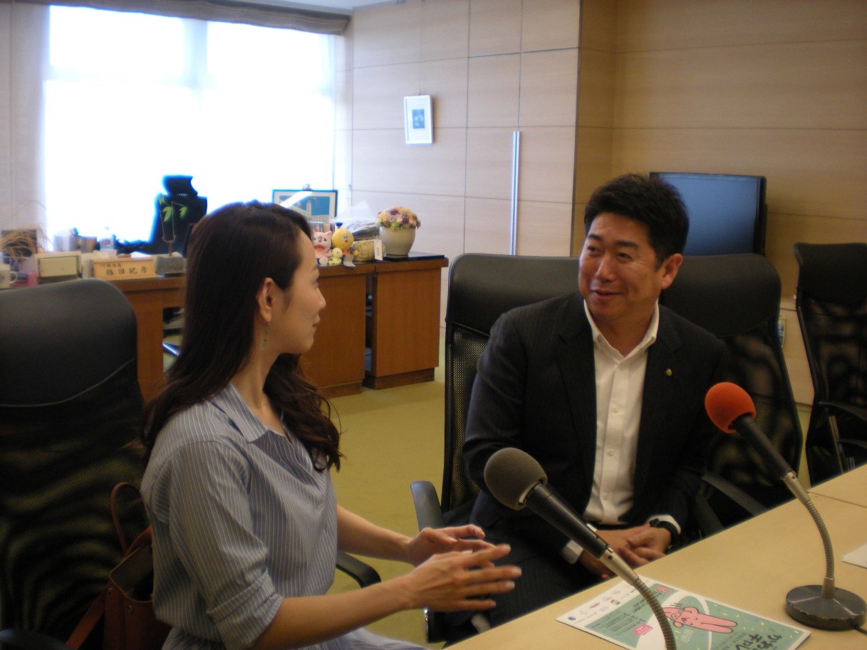 収録中の松原江里佳さん（左）と市長