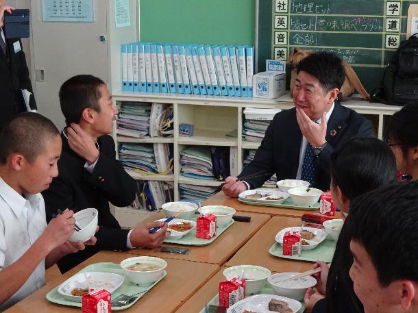 教室で生徒と試食をする市長