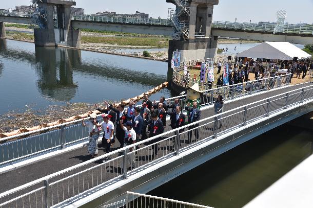 延伸された多摩川サイクリングコースを歩く来賓者と市長