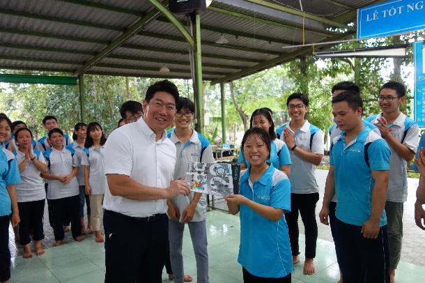 日本語学校の学生と交流をする市長