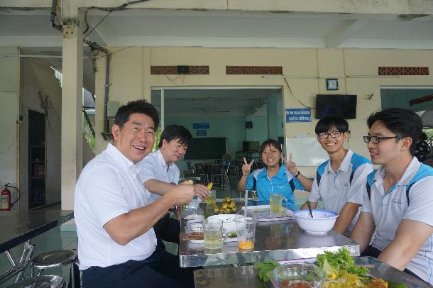 ドンズー日本語学校の学生と食事をする市長