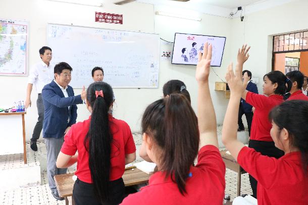 ベトナムの学生とコミュニケーションをとる市長