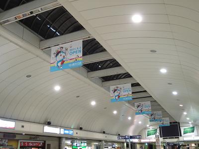 JR川崎駅東西自由通路　大型バナー広告