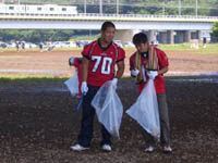 多摩川清掃活動に参加する選手