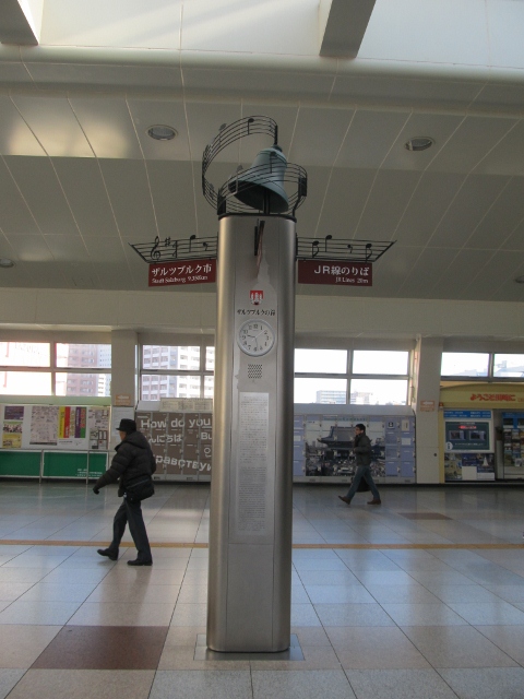 JR川崎駅東西自由通路にザルツブルクモニュメントが設置されています。