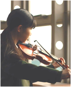 バイオリンを弾く少女 金子遥夏さん