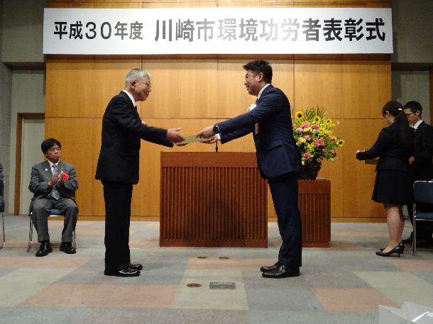 福田市長から表彰状が授与されました。
