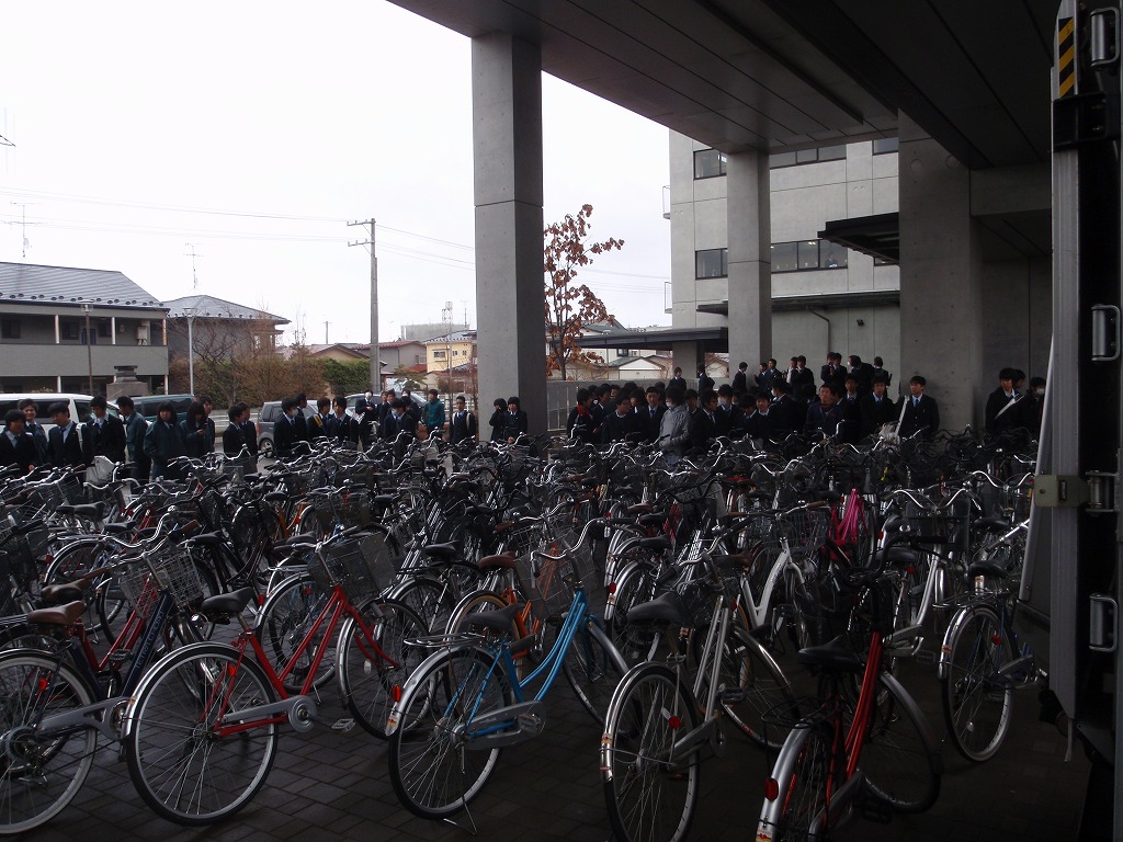 石巻工業高等学校に到着した自転車の写真