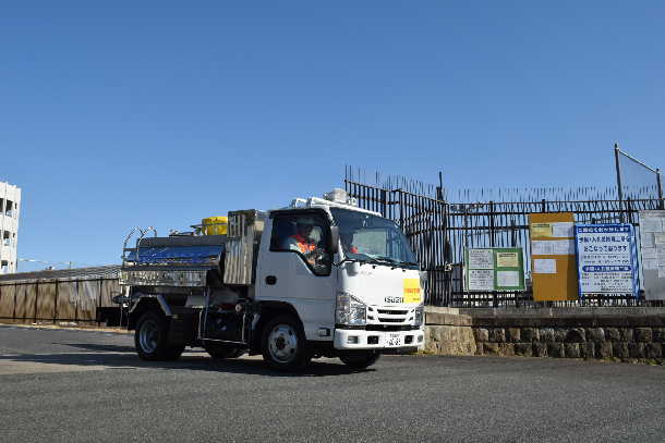 出動する静岡市の給水タンク車