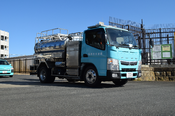 出動する札幌市の給水タンク車