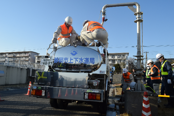 川崎市の注水施設から、静岡市の給水タンク車への注水作業