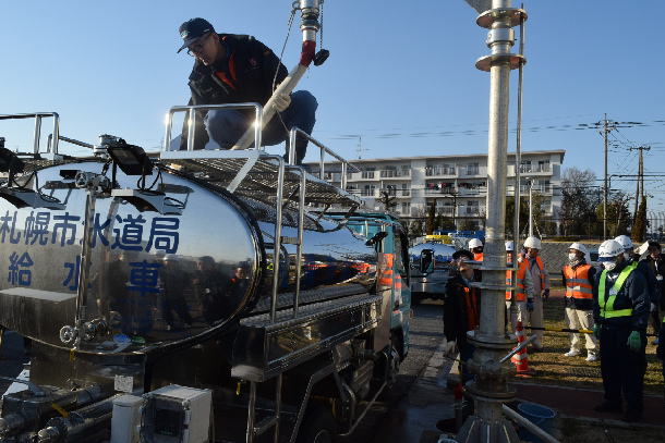 川崎市の注水施設から、札幌市の給水タンク車への注水作業
