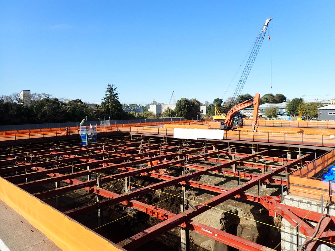 作業台（桟橋）の設置が完了し、これから深さ約24メートルまで土留支保工を7段設置しながら掘削していきます。