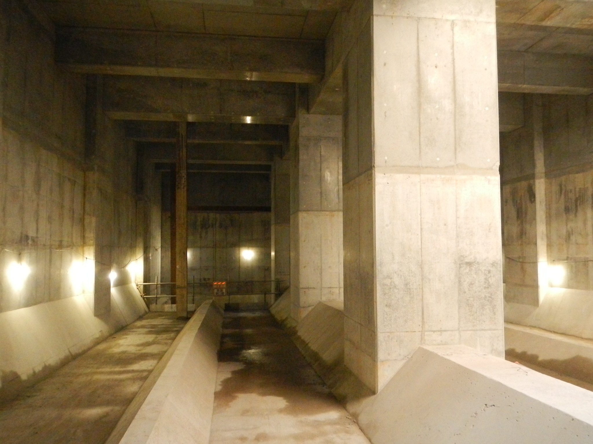 地下2階部分の鉄筋コンクリートの壁と天井が完成しました。