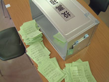 投票箱と投票用紙の写真