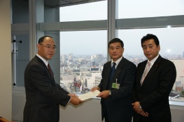 JR東日本の栗田担当部長に決議を手渡す潮田議長と嶋崎副議長の写真