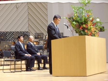ミューザ開館5周年記念式典であいさつをする潮田議長