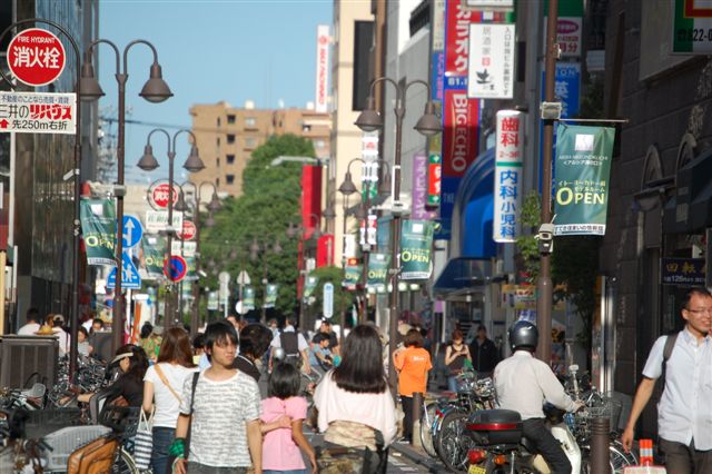 商店街街路灯の社会実験の様子（高津区溝口）の写真