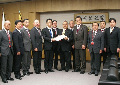 川端総務大臣に要請する大島議長（右から6番目）