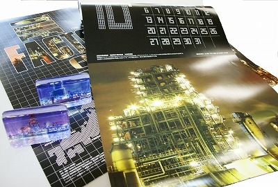 川崎など4都市の工場夜景を掲載したカレンダーとペーパーウェイト