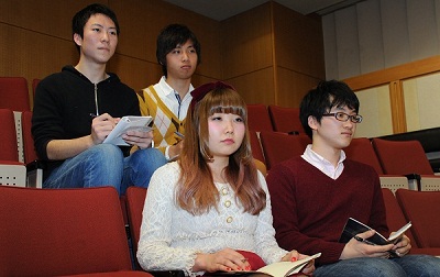 議場で本会議を傍聴する専修大学の学生たちの写真
