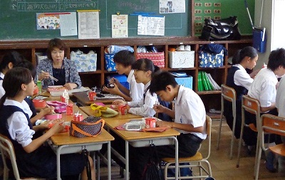市内中学校の昼食風景の写真