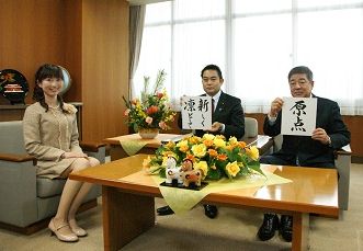 新春対談での正副議長とアナウンサーの写真