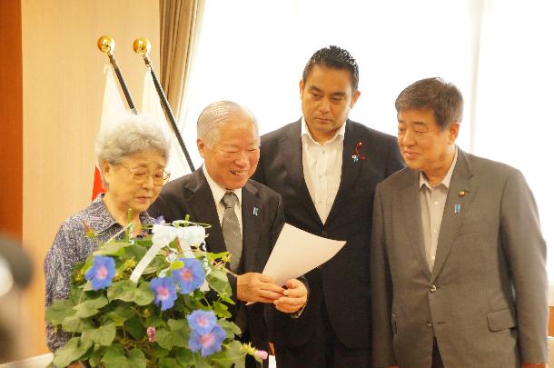 横田ご夫妻による市議会表敬訪問