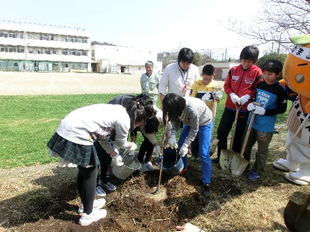 児童による植樹作業の様子