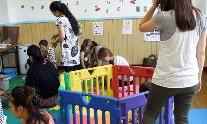 写真　たくさんの子どもやお母さんが集まります