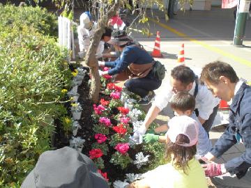 溝口駅前キラリデッキ花壇の植栽イベント写真
