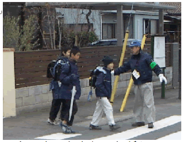 あいさつを交わしながらの子どもの見守り活動